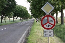 In Ungarn leider keine Seltenheit: die Straße ist für Radfahrer gesperrt.