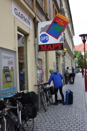 Auf der Suche nach einem Campingplatz im Kartenladen in Plzen.