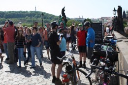 Pfingstsonntag auf der Karlsbrücke in Prag: Treffen mit Tomas.
