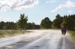 Die Straße dampft nach überstandenem Hagelschauer.