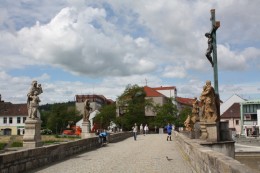 Historische Brücke über die Otava in Pisek.