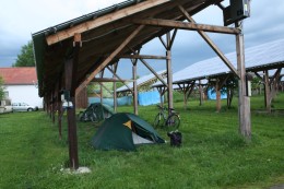 Überdachtes Campen unter der Solaranlage.